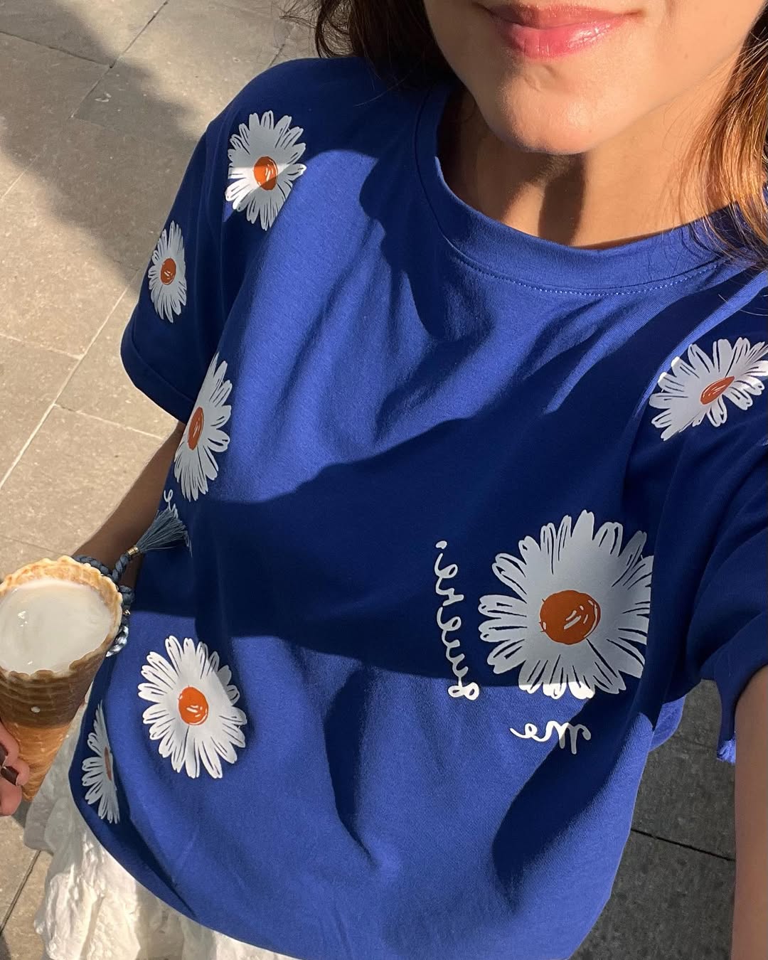 He loves me, he loves me not. T-shirt