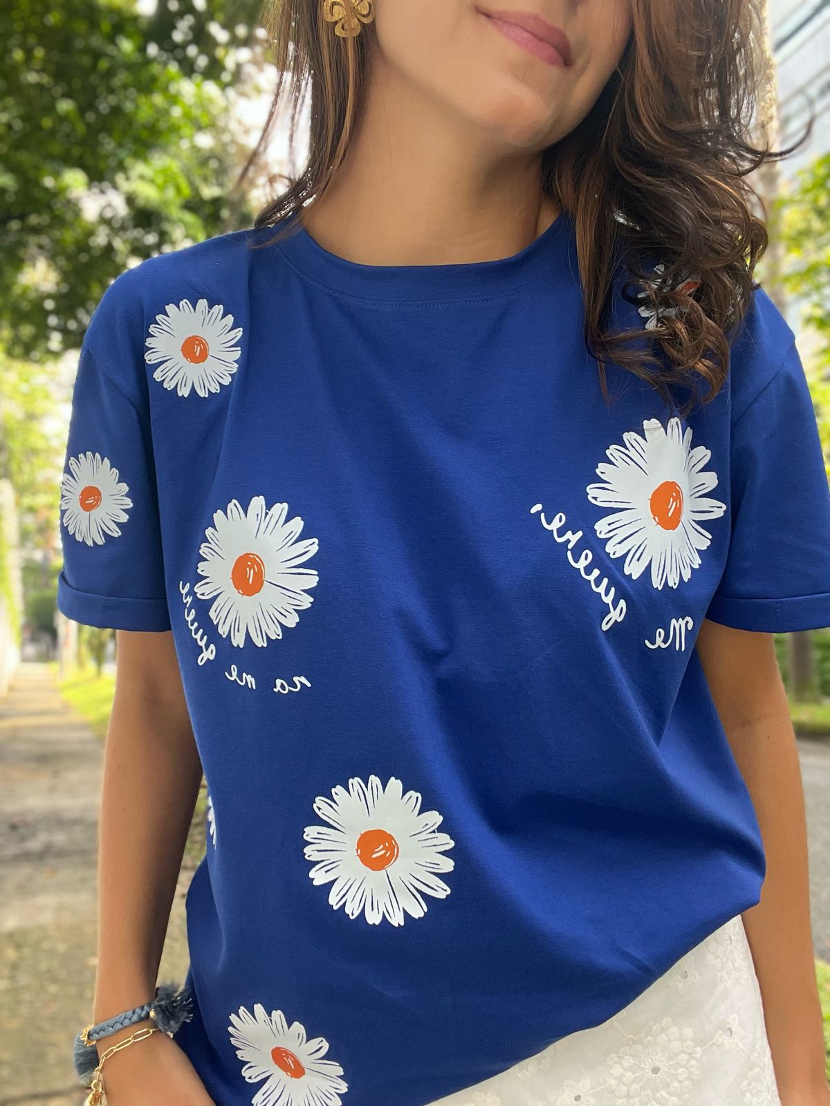He loves me, he loves me not. T-shirt