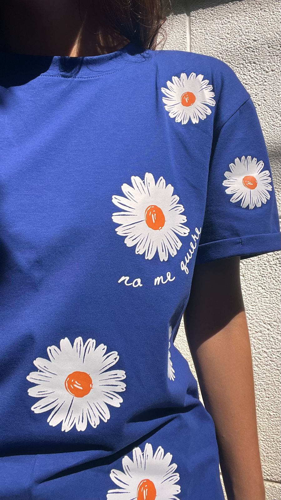 He loves me, he loves me not. T-shirt